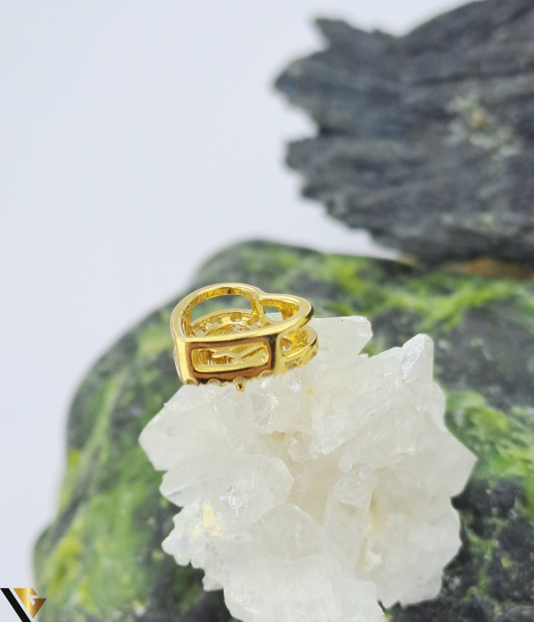 Pandantiv aur, 18k Greutate: 0.77 grame 16 Diamante naturale " brilliant cut "  0.14 ct 2 Diamante naturale "  bagheta "  0.07 ct Carataj total diamante 0.21 ct Dimensiunea pandantivului: 8 mm / 8.8 mm Marcaj/Titlu  "750" Locatie:  HARLAU 0723 353 111 [3]