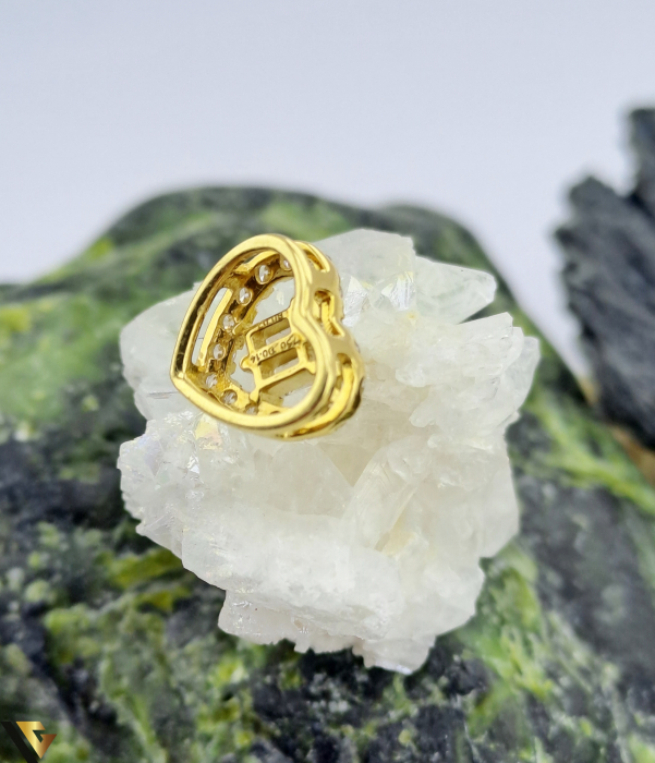 Pandantiv aur, 18k Greutate: 0.77 grame 16 Diamante naturale " brilliant cut "  0.14 ct 2 Diamante naturale "  bagheta "  0.07 ct Carataj total diamante 0.21 ct Dimensiunea pandantivului: 8 mm / 8.8 mm Marcaj/Titlu  "750" Locatie:  HARLAU 0723 353 111 [2]