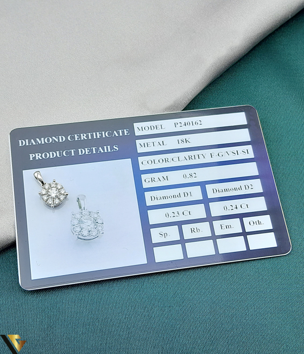 Pandantiv Aur Alb 18k Greutate: 0.50 grame 10 diamante naturale ,,Brilliant cut" insumand un carataj total de 0.26 ct Dintre acestea, diamantul central este de 0.14 ct, incojurat de 9 diamate de 0.0133 ct Culoare si Claritate : F    VSI-SI Lungime (cu anou) si Latime : 12 mm /  6 mm Stare: Pre-Owned / Foarte buna Marcaj cu titlul " 750 " " D 0.26 " Locatie Bacau Calea Marasesti Contact: 0756943079 [3]