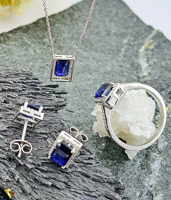 Set format din lant cu pandantiv,cercei  si inel  Aur 14k, 585 Greutate: 6.62 grame Diamante cu un total de 0.45ct Dimensiuni lant cu pandantiv 42cm Pandantiv cu diamante 0.10ct si safir 1.44ct Dimensiuni cercei: 8.8 mm / 7 mm Diamante cercei: 0.20ct si safir 2.88ct Diametrul inelului este de 17.2 mm Masura UE: 14 / Masura standard RO: 54 (circumferinta) Diamante inel  0.15ct si safir 1.44ct Produsele se pot vinde atat impreuna cat si separat dupa cum urmeaza: Lant cu pandantiv: 1.78 grame - 1900 lei Cercei: 2.20 grame - 2804 lei Inel: 2.64 grame - 2824 lei Stare: Produs Nou ,insotit de certificat Marcaj/Titlu  "585" Locatie: HARLAU  07232 353 111 ______________________________ [3]