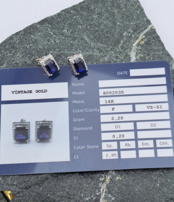 Set format din lant cu pandantiv,cercei  si inel  Aur 14k, 585 Greutate: 6.62 grame Diamante cu un total de 0.45ct Dimensiuni lant cu pandantiv 42cm Pandantiv cu diamante 0.10ct si safir 1.44ct Dimensiuni cercei: 8.8 mm / 7 mm Diamante cercei: 0.20ct si safir 2.88ct Diametrul inelului este de 17.2 mm Masura UE: 14 / Masura standard RO: 54 (circumferinta) Diamante inel  0.15ct si safir 1.44ct Produsele se pot vinde atat impreuna cat si separat dupa cum urmeaza: Lant cu pandantiv: 1.78 grame - 1900 lei Cercei: 2.20 grame - 2804 lei Inel: 2.64 grame - 2824 lei Stare: Produs Nou ,insotit de certificat Marcaj/Titlu  "585" Locatie: HARLAU  07232 353 111 ______________________________ [5]