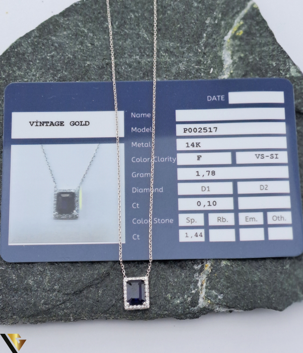 Set format din lant cu pandantiv,cercei  si inel  Aur 14k, 585 Greutate: 6.62 grame Diamante cu un total de 0.45ct Dimensiuni lant cu pandantiv 42cm Pandantiv cu diamante 0.10ct si safir 1.44ct Dimensiuni cercei: 8.8 mm / 7 mm Diamante cercei: 0.20ct si safir 2.88ct Diametrul inelului este de 17.2 mm Masura UE: 14 / Masura standard RO: 54 (circumferinta) Diamante inel  0.15ct si safir 1.44ct Produsele se pot vinde atat impreuna cat si separat dupa cum urmeaza: Lant cu pandantiv: 1.78 grame - 1900 lei Cercei: 2.20 grame - 2804 lei Inel: 2.64 grame - 2824 lei Stare: Produs Nou ,insotit de certificat Marcaj/Titlu  "585" Locatie: HARLAU  07232 353 111 ______________________________ [6]
