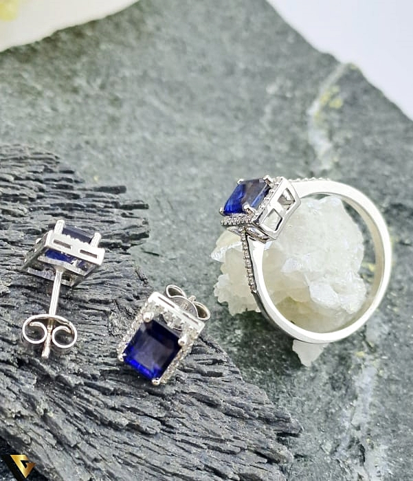 Set format din lant cu pandantiv,cercei  si inel  Aur 14k, 585 Greutate: 6.62 grame Diamante cu un total de 0.45ct Dimensiuni lant cu pandantiv 42cm Pandantiv cu diamante 0.10ct si safir 1.44ct Dimensiuni cercei: 8.8 mm / 7 mm Diamante cercei: 0.20ct si safir 2.88ct Diametrul inelului este de 17.2 mm Masura UE: 14 / Masura standard RO: 54 (circumferinta) Diamante inel  0.15ct si safir 1.44ct Produsele se pot vinde atat impreuna cat si separat dupa cum urmeaza: Lant cu pandantiv: 1.78 grame - 1900 lei Cercei: 2.20 grame - 2804 lei Inel: 2.64 grame - 2824 lei Stare: Produs Nou ,insotit de certificat Marcaj/Titlu  "585" Locatie: HARLAU  07232 353 111 ______________________________ [2]