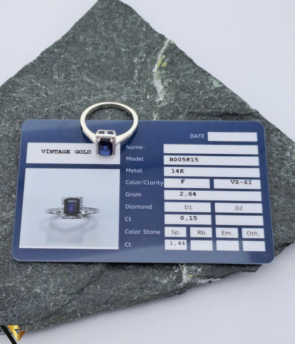Set format din lant cu pandantiv,cercei  si inel  Aur 14k, 585 Greutate: 6.62 grame Diamante cu un total de 0.45ct Dimensiuni lant cu pandantiv 42cm Pandantiv cu diamante 0.10ct si safir 1.44ct Dimensiuni cercei: 8.8 mm / 7 mm Diamante cercei: 0.20ct si safir 2.88ct Diametrul inelului este de 17.2 mm Masura UE: 14 / Masura standard RO: 54 (circumferinta) Diamante inel  0.15ct si safir 1.44ct Produsele se pot vinde atat impreuna cat si separat dupa cum urmeaza: Lant cu pandantiv: 1.78 grame - 1900 lei Cercei: 2.20 grame - 2804 lei Inel: 2.64 grame - 2824 lei Stare: Produs Nou ,insotit de certificat Marcaj/Titlu  "585" Locatie: HARLAU  07232 353 111 ______________________________ [4]