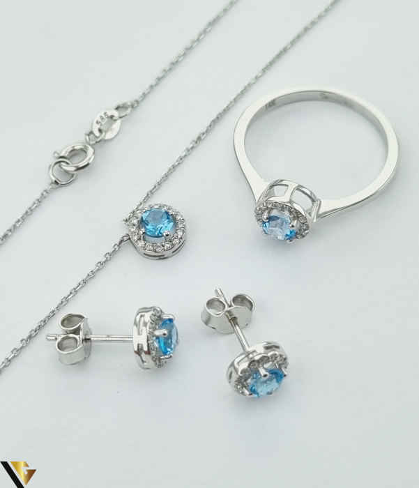 Set format din lant cu pandantiv,cercei  si inel din Aur 14k, 585 4.72 grame Diamante cu un total de 0.27ct Dimensiuni lant cu pandantiv 42cm Pandantiv cu diamante 0.07ct si topaz 0.32ct Dimensiuni cercei: 7 mm / 7 mm Diamante cercei 0.13ct si topaz 0.62ct Diametrul inelului este de 17.3 mm Masura UE: 14 / Masura standard RO: 54 (circumferinta) Diamante inel  0.07ct si topaz 0.32ct Produsele se pot vinde atat impreuna cat si separat dupa cum urmeaza: Lant cu pandantiv: 1.37 grame - 1370 lei Cercei: 1.40 grame - 1750 lei Inel: 1.95 grame - 1715 lei Stare: Produs Nou ,insotit de certificat Marcaj cu titlul "585" Locatie HARLAU ______________________________ [3]