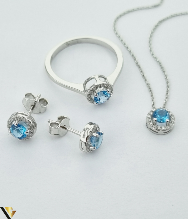 Set format din lant cu pandantiv,cercei  si inel din Aur 14k, 585 4.72 grame Diamante cu un total de 0.27ct Dimensiuni lant cu pandantiv 42cm Pandantiv cu diamante 0.07ct si topaz 0.32ct Dimensiuni cercei: 7 mm / 7 mm Diamante cercei 0.13ct si topaz 0.62ct Diametrul inelului este de 17.3 mm Masura UE: 14 / Masura standard RO: 54 (circumferinta) Diamante inel  0.07ct si topaz 0.32ct Produsele se pot vinde atat impreuna cat si separat dupa cum urmeaza: Lant cu pandantiv: 1.37 grame - 1370 lei Cercei: 1.40 grame - 1750 lei Inel: 1.95 grame - 1715 lei Stare: Produs Nou ,insotit de certificat Marcaj cu titlul "585" Locatie HARLAU ______________________________ [2]