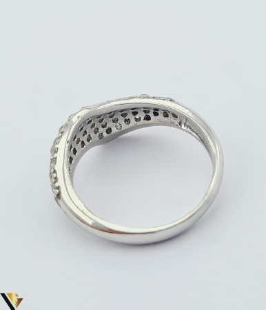 Inel din argint, 925  3.32 grame Latime inel 7 mm Diametrul inelului este de 17.3mm (masura standard RO:54si UE: 14) Cristale de zirconiu Marcaj cu titlul "925" Locatie HARLAU [2]