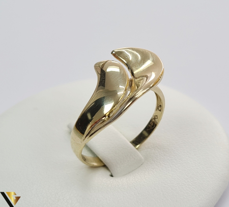 Inel din aur 14k, 585 2.67 grame Latime inelului la partea superioara este de 11.5 mm Diametrul inelului este de 18mm Masura standard RO: 57 si UE: 17 Marcaj cu titlul "585" Locatie Harlau [0]