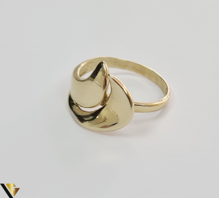 Inel din aur 14k, 585 2.67 grame Latime inelului la partea superioara este de 11.5 mm Diametrul inelului este de 18mm Masura standard RO: 57 si UE: 17 Marcaj cu titlul "585" Locatie Harlau [1]