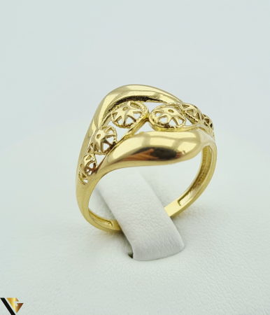 Inel din aur 14k, 585 2.34 grame Latime inelului la partea superioara este de 14.5 mm Diametrul inelului este de 17.5mm Masura standard RO: 55 si UE: 15 Marcaj cu titlul "585" Locatie Harlau [0]