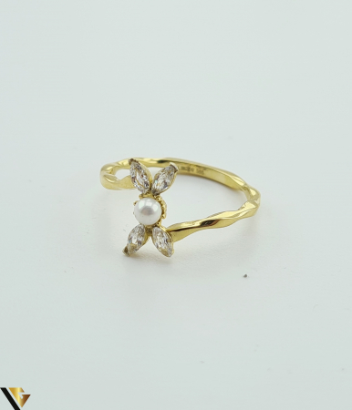 Inel din aur 14k, 585 1.82 grame Latime inelului la partea superioara este de 10mm Diametrul inelului este de 17.5mm Masura standard RO: 55 si UE: 15 Marcaj cu titlul "585" Locatie Harlau [1]