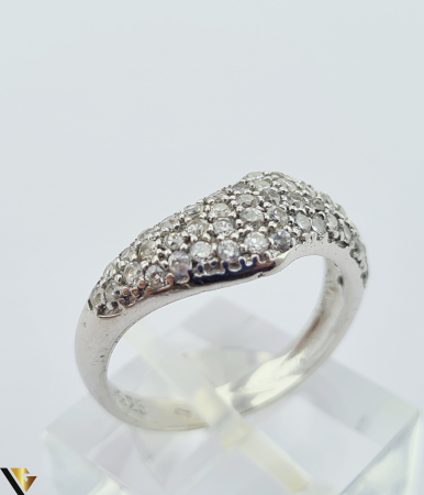 Inele din argint - Inel din argint, 925  3.32 grame Latime inel 7 mm Diametrul inelului este de 17.3mm (masura standard RO:54si UE: 14) Cristale de zirconiu Marcaj cu titlul "925" Locatie HARLAU