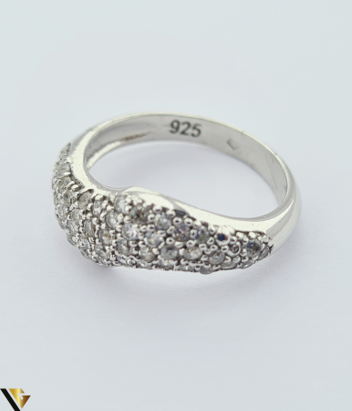Inel din argint, 925  3.32 grame Latime inel 7 mm Diametrul inelului este de 17.3mm (masura standard RO:54si UE: 14) Cristale de zirconiu Marcaj cu titlul "925" Locatie HARLAU [1]