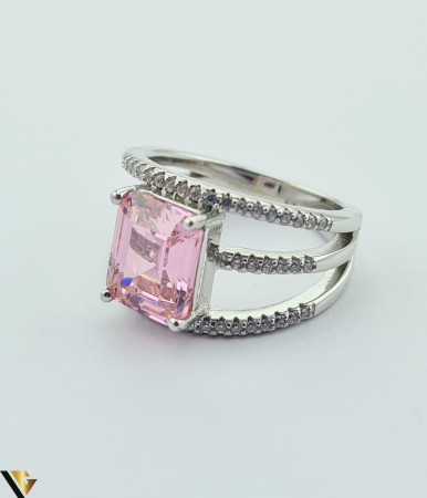 VInel din argint, 925 7.53 grame Latime inel 13 mm Diametrul inelului este de 17mm (masura standard RO:54si UE: 14) Cristale de zirconiu Marcaj cu titlul "925" Locatie HARLAU [1]