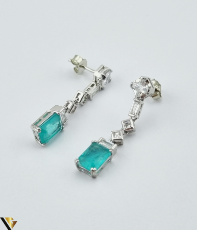 Cercei din argint 925 4.04 grame Cristale de zirconiu Piatra Paraiba, cu fatetare " Emerald Cut", cu dimensiunea de 8.04 mm / 5.94 mm Lungimea este de 33.05 mm Latimea este de 6.6 mm Produs NOU, Rodiat Marcaj cu titlul "925" Locatie HARLAU [1]