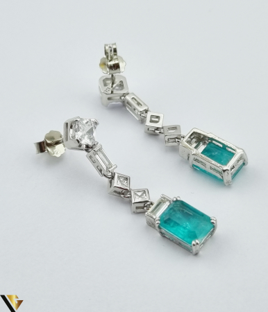 Cercei din argint 925 4.04 grame Cristale de zirconiu Piatra Paraiba, cu fatetare " Emerald Cut", cu dimensiunea de 8.04 mm / 5.94 mm Lungimea este de 33.05 mm Latimea este de 6.6 mm Produs NOU, Rodiat Marcaj cu titlul "925" Locatie HARLAU [2]