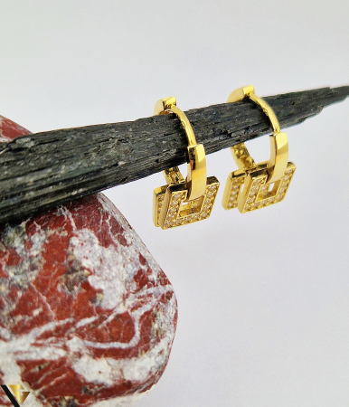 Cercei din aur - Cercei din aur  14k, 585 Greutate:4.03gr Lungimea cerceilor  18 mm Latimea cerceilor   7.8 mm Cristale zirconiu Produs NOU Marcaj cu titlul 585