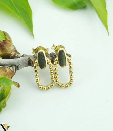 Cercei din aur - Cercei aur 14k Greutate: 1.85 grame Dimensiune: 6 mm / 13 mm Sistem de prindere: tija + fluturas Marcaj / titlu: 585 Locatie: HARLAU Tel: 0723353111