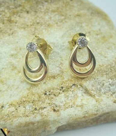 Bijuterii din aur - Cercei aur 14k Greutate: 1.51 grame Dimensiune: 7 mm / 11 mm Sistem de prindere: tija + fluturas Marcaj / titlu: 585 Locatie: HARLAU Tel: 0723353111