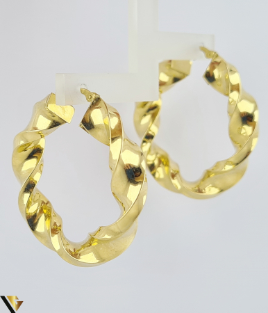 Cercei din aur - V Cercei din aur  14k, 585 9.20 grame Lungimea cerceilor  39mm Latimea cerceilor  8mm Marcaj cu titlul 585 Locatia HARLAU