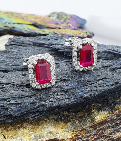 Cercei cu diamante - Cercei Aur alb 14K  Greutate : 2.01 grame Diamante "Briliant Cut", totalizand 0.24 ct  Stralucire intensa, avand claritate "SI" si culoare "G" Rubin central "Emerald cut " de 0.60 ct fiecare , totalizand 1.20 ct , cu dimensiuni de 6 mm / 4 mm  Lungime : 4.70 mm Marcaj cu titlul "585"  Locatie Bacau Calea Marasesti Contact : 0756943079