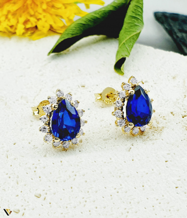 Cercei cu diamante - Cercei Aur 14K  Greutate : 2.73 grame Diamante "Briliant Cut", totalizand 0.38 ct  Stralucire intensa, avand claritate "VSI-SI" si culoare "F-G" Safir central "Pear cut " de 1.30 ct fiecare , totalizand 2.60 ct , cu dimensiuni de 8 mm / 6 mm  Lungime : 16.50 mm Marcaj cu titlul "585"  Locatie Bacau Calea Marasesti Contact : 0756943079