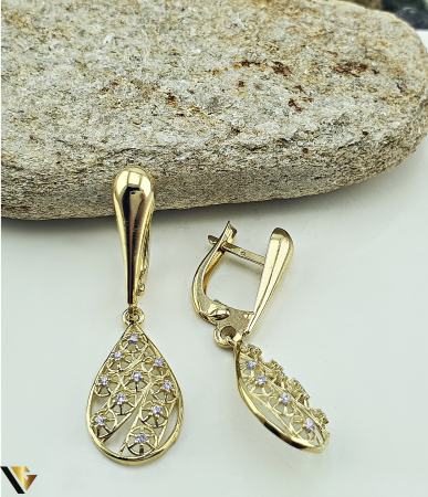 Cercei din aur - Cercei Aur 14k, Cristale de zirconiu Greutate: 2.70 g Lungime: 36 mm Latime: 10 mm Marcaj / Titlu: "585" Locatie: Pascani 0756970372