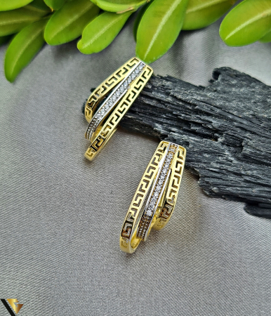 Cercei din aur - Cercei aur 14k Greutate:4.22 grame Cristale de zirconiu Lungimea cerceilor: 22.40 mm Latime: 11 mm Stare: Produs nou Marcaj cu titlul ''585'' Locatie: Targu Frumos Contact: 0749369023