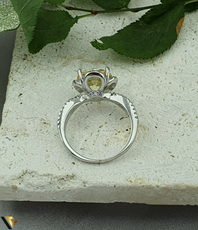 Inel argint, Cristale de zirconiu Greutate: 4.85 grame Latime: 13 mm Diametru: 18.00 mm Marime: UE 16 / RO 56 ( circumferinta) Marcaj / titlu "925" Locatie: Bacau Calea Marasesti Tel: 0756943079 [2]