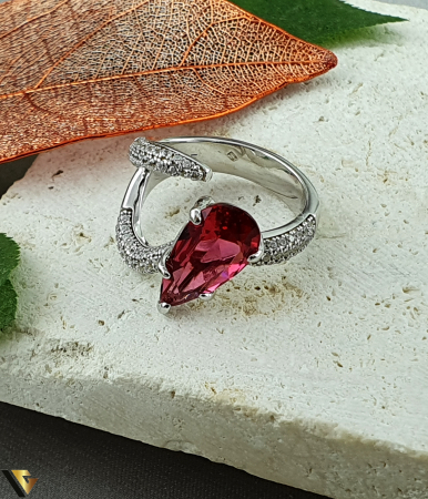 Inel argint, Cristale de zirconiu Greutate: 7.83 grame Latime: 19 mm Diametru: 18.25 mm Marime: UE 17 / RO 57 ( circumferinta) Marcaj / titlu "925" Locatie: Bacau Calea Marasesti Tel: 0756943079 [1]