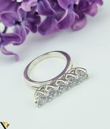 Inel Argint 925, cubic zirconia Greutate: 4.96 grame Diametru inel: 17.50 mm Masura: UE 15 / RO 55 Marcaj cu titlul "925" Locatie: Harlau 0723 353 111 [1]
