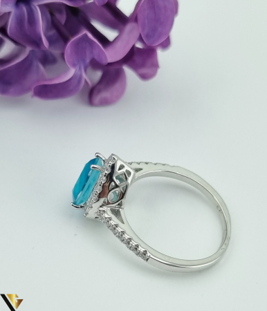 Inel din argint, 925 3.72 grame Piatra Paraiba, avand dimensiuni de 8 mm / 10 mm Stralucire deosebita, cu nuante de turcoaz neon Anturaj cu cristale de zirconiu Diametrul inelului este de 18.3 mm, masura UE:17.50, masura standard RO:57.50 (circumferinta) Latime maxima 12 mm Produs Nou Marcaj cu titlul "925" Locatie HARLAU  * * * * * * * * * * * * * [2]