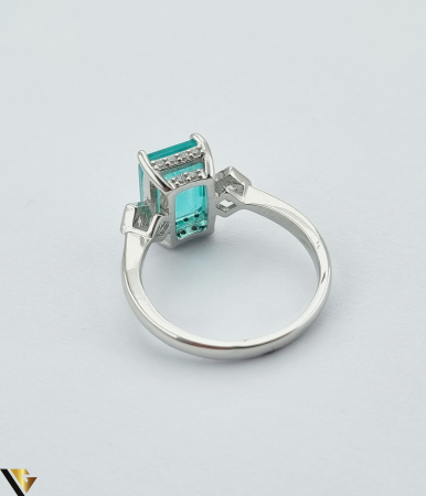 Inel din argint, 925 4.02 grame Piatra Paraiba, cu fatetare avand dimensiuni de 8 mm / 12 mm Stralucire deosebita, cu nuante de turcoaz neon Anturaj cu cristale de zirconiu Diametrul inelului este de 19 mm, masura UE:20, masura standard RO:60 (circumferinta) Latime maxima 13 mm Produs Nou Marcaj cu titlul "925" Locatie HARLAU  * * * * * * * * * * * * * [2]