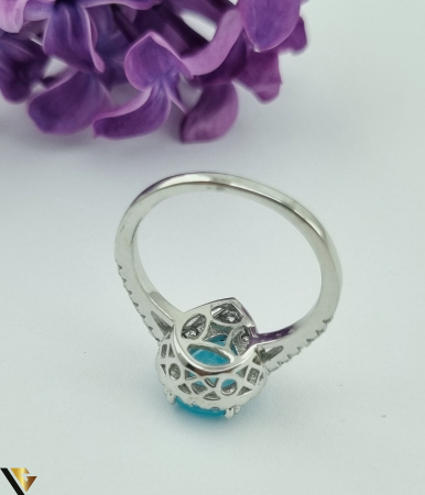 Inel din argint, 925 3.72 grame Piatra Paraiba, avand dimensiuni de 8 mm / 10 mm Stralucire deosebita, cu nuante de turcoaz neon Anturaj cu cristale de zirconiu Diametrul inelului este de 18.3 mm, masura UE:17.50, masura standard RO:57.50 (circumferinta) Latime maxima 12 mm Produs Nou Marcaj cu titlul "925" Locatie HARLAU  * * * * * * * * * * * * * [3]