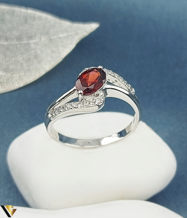 Bijuterii din argint - Inel argint 925, Granat si Zirconiu, Piatra rosie, visinie, semipretioasa, inel elegant Greutate: 2.79 grame Latime: 11 mm Diametru: 18 mm Masura: UE 17 /  RO  57 (circumferinta) Marcaj / titlu: "925" Locatie: Bacau Calea Republicii Tel: 0758108978