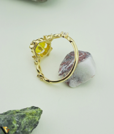 Inel din aur 14k Greutate: 2.25 grame Cristale de zirconiu Latime maxima superioara 12 mm Diametrul inelului este de 17 mm Masura UE: 14 si RO: 54 (circumferinta) Marcaj cu titlul "585" Locatie Harlau : 0723 353 111 [2]