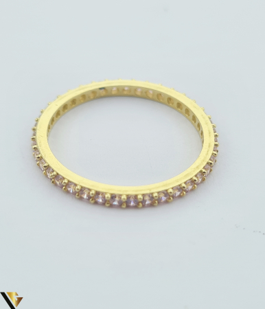 Inel din aur 14k, 585 1.64grame Latime inelului la partea superioara este de 1.8mm Diametrul inelului este de 18.8mm Masura standard RO:59 si UE: 19 Cristale de zirconiu Marcaj cu titlul "585" Locatie Harlau     . [1]