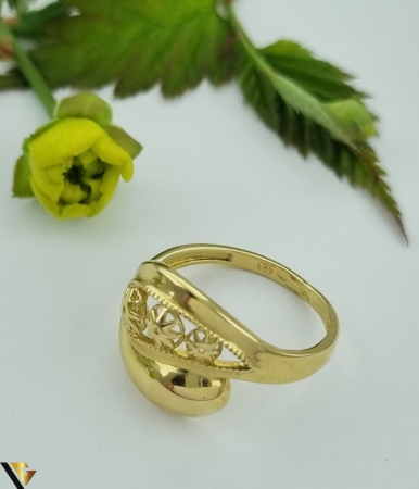 Inel  aur 14k Greutate: 2.79 grame Latime maxima superioara 14mm Diametrul inelului este de 17.50 mm Masura UE: 15 si RO: 55 (circumferinta) Marcaj / titlul "585" Locatie: Harlau  0723 353 111 [1]