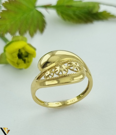 Bijuterii din aur - Inel  aur 14k Greutate: 2.79 grame Latime maxima superioara 14mm Diametrul inelului este de 17.50 mm Masura UE: 15 si RO: 55 (circumferinta) Marcaj / titlul "585" Locatie: Harlau  0723 353 111