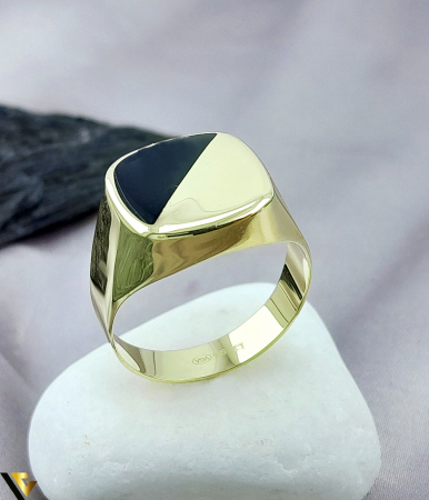 Inel din aur 14k Greutate: 5.70 grame Diametru: 17.00 mm Masura standard: RO 66 (circumferinta)/UE 26 Latime superioara: 15 mm Marcaj/Titlu: "585" Locatie: Podu Iloaiei 0728083344