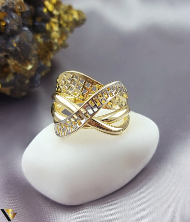 Inel din aur 14K, 585 , decupat, impletit, lat, masiv, aur galbe, aur alb Inel din aur 14K, 585 Latimea maxima este de 18 mm  Stare: Produs nou Marcaj cu titlul "585" [1]