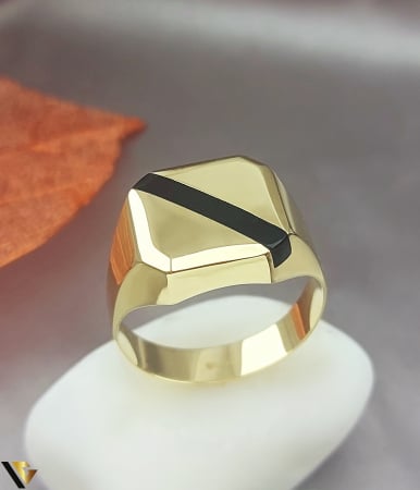 Inele din aur - Inel din aur 14k, INEL BARBATESC, GHIUL Greutate: 4.75 grame Latime: 14 mm Diametru: 20.75 mm Masura: UE 25 / RO 65( circumferinta) Marcaj / titlu: "585" Locatie: Bacau Calea Republicii Tel: 0758108978