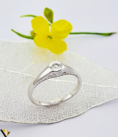 Inele cu diamante - Inel din aur 14 k Greutate: 1.75 gr Diamant  aprox. 0.03 ct Stralucire intensa, fara incluziuni vizibile Diametrul inelului este de 17.5 mm Masura UE: 15 si RO: 55 (circumferinta) Marcaj cu titlul "585" Stare: Pre-owned / Foarte buna Locatie :HARLAU  0723 353 111