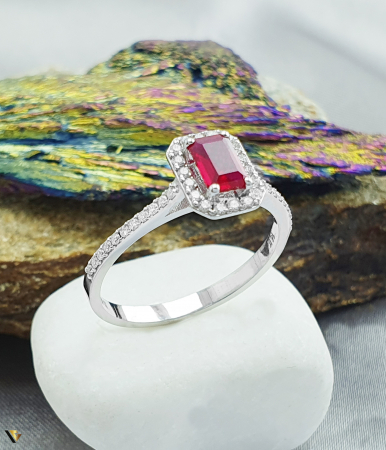 Inele cu diamante - Inel Aur alb 14K  Greutate : 2.61 grame Diamante "Briliant Cut", totalizand 0.24 ct  Stralucire intensa, avand claritate "SI" si culoare "G" Rubin central "Emerald cut " de 0.60 ct, cu dimensiuni de 6 mm / 4 mm   Latime : 9.40 mm Diametrul : 18.90 mm ​​​​​​​Masura standard UE:59.5 si RO:19.5 (circumferinta) Marcaj cu titlul "585"  Locatie Bacau Calea Marasesti Contact : 0756943079