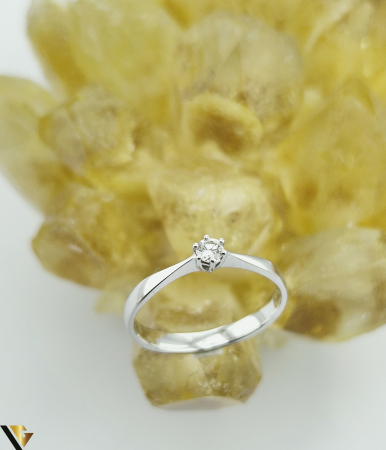 Inel din aur 18 k Greutate: 2.13 gr Diamant  aprox. 0.10 ct Stralucire intensa, fara incluziuni vizibile Diametrul inelului este de 17 mm Masura UE: 13 si RO: 53 (circumferinta) Marcaj cu titlul "750" Stare: Pre-owned / Foarte buna Locatie HARLAU Telefon: 0723353111 [1]