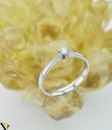 Inele cu diamante - Inel din aur 18 k Greutate: 2.13 gr Diamant  aprox. 0.10 ct Stralucire intensa, fara incluziuni vizibile Diametrul inelului este de 17 mm Masura UE: 13 si RO: 53 (circumferinta) Marcaj cu titlul "750" Stare: Pre-owned / Foarte buna Locatie HARLAU Telefon: 0723353111