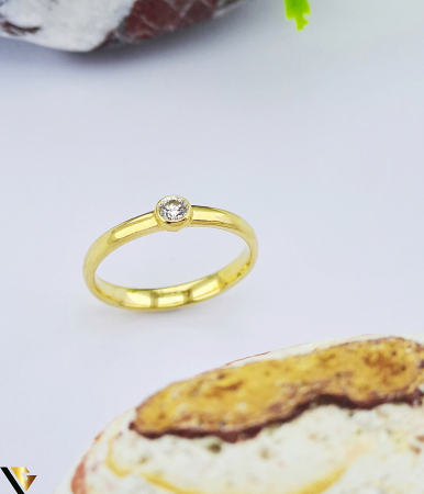 Inele cu diamante - Inel din aur 18 k Greutate: 2.68 gr Diamant  aprox. 0.13 ct Stralucire intensa, fara incluziuni vizibile Diametrul inelului este de 17 mm Masura UE: 13 si RO: 53 (circumferinta) Marcaj/Titlu "750" Stare: Pre-owned / Foarte buna Locatie :HARLAU  0723 353 111