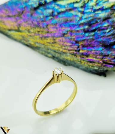 Inele cu diamante - Inel din aur 18 k Greutate: 2.11 gr Diamant de aprox. 0.15 ct Stralucire intensa, fara incluziuni vizibile Diametrul inelului este de 17.80 mm Masura UE: 16 si RO: 56 (circumferinta) Marcaj cu titlul "750" Stare: Pre-owned / Foarte buna Locatie HARLAU Telefon: 0723353111