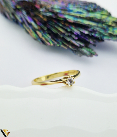 Inel din aur 18 k Greutate: 2.11 gr Diamant de aprox. 0.15 ct Stralucire intensa, fara incluziuni vizibile Diametrul inelului este de 17.80 mm Masura UE: 16 si RO: 56 (circumferinta) Marcaj cu titlul "750" Stare: Pre-owned / Foarte buna Locatie HARLAU Telefon: 0723353111 [2]
