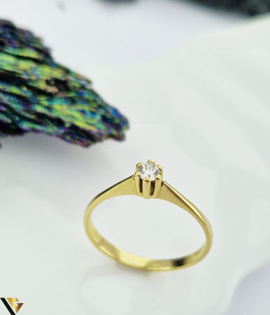Inel din aur 18 k Greutate: 2.11 gr Diamant de aprox. 0.15 ct Stralucire intensa, fara incluziuni vizibile Diametrul inelului este de 17.80 mm Masura UE: 16 si RO: 56 (circumferinta) Marcaj cu titlul "750" Stare: Pre-owned / Foarte buna Locatie HARLAU Telefon: 0723353111 [1]
